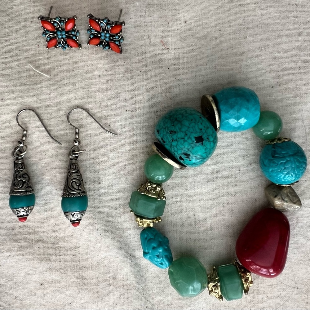 Fashion jewelry. 3 pieces.Turquoise & coral (faux)bracelet + 2 pair of earrings.